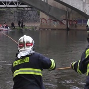 Osoba skočila z mostu s úmyslem se zabít