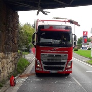 Kamion se rozpáral o viadukt