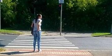 Falešná hluchoněmá výběrčí řádí v Plzni