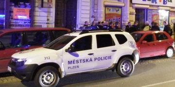 Opilci pěšky i za volantem, ale i zmatená nahá žena