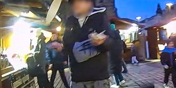 Opilec na strážníky zavolal policisty, kupodivu mu to moc nepomohlo