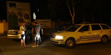 Městské policii chce sebrat auta a opilce vozit tramvají? 