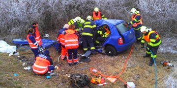 Dva mrtví lidé po čelním střetu s kamionem