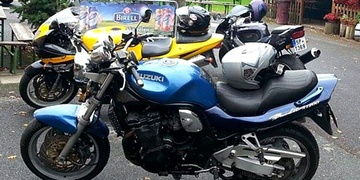 V Tlučné byla vykradena garáž, mimo jiné zmizela i tato motorka. Neviděli jste ji?
