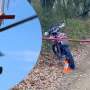 Motorkář přehlédl závoru a stroj položil
