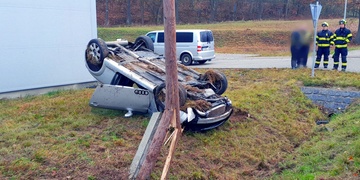 Po přeražení sloupu skončil mladý řidič s autem na střeše