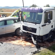 Střet osobního a nákladního vozu