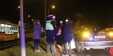 Auto v kolejišti zablokovalo tramvajovou dopravu