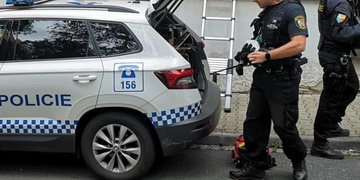 Batole v bytě zůstalo samo