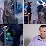 Muž zkopal a ošklivě zranil starší turisty přímo před radnicí