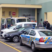 Muž podezřelý z vraždy stále leží s bodnými ranami v nemocnici