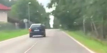 Žena na sobě usilovně pracuje a laťku stále zvedá