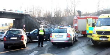 Dopravní nehoda se zraněním blokuje viadukt Na Roudné