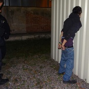Cizinec se před barmankou svlékl, chtěl sex a pak ženu dokonce i fyzicky napadl