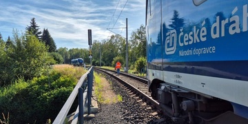 Strojvedoucí projel návěstidlo a jel tak přímo proti protijedoucímu vlaku