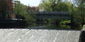 Epileptik skočil z nešťastné lásky z mostu