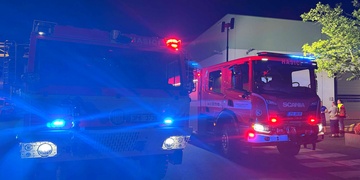 Výbuch vulkanizační pece v Hutchinsonu i požár balkonu - hasiči se v noci rozhodně nenudili