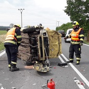 Střet tří vozů - jedno auto skončilo na boku, dva lidé byli zraněni