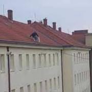 Muž se rozhodl skočit ze střechy nemocnice