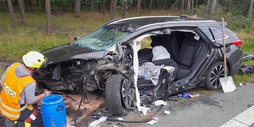 Hasiči museli z havarovaného vozu pomocí hydraulických nástrojů vyprostit dva dospělé a jedno dítě