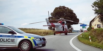 Motorkář vyletěl ze silnice