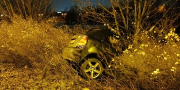 Náraz vozu doslova vyrazil auto z Rondelu