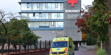 Pád ženy z okna plzeňské nemocnice - vyjádření ošetřovatelky k této tragédii