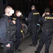 Opilí cizinci napadli barmanku - nechtěla pouštět písničky