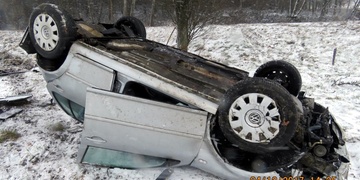 Narazil do stromu a skončil na střeše