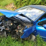 Kvůli prasklé pneumatice došlo k havárii auta