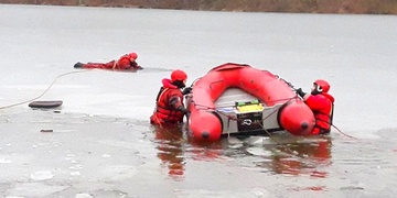 Pod desetiletým chlapcem se probořil led na rybníku