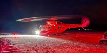 Náhlá změna počasí donutila vrtulník LZS s těžce zraněným dítětem přistát