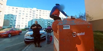 Několik jich již v útrobách kontejnerů zemřelo, další to ale dál zkoušejí