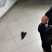 Mladý strážný zpacifikoval ozbrojeného narkomana