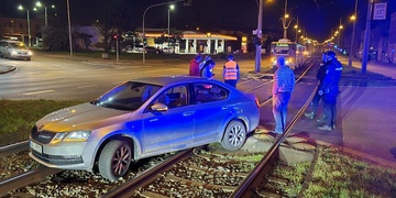 Auto v kolejišti v Přemyslově ulici
