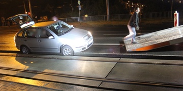 Auto v kolejišti