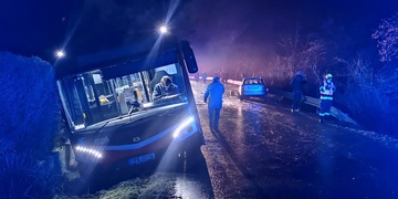 Střet autobusu s autem na Valše