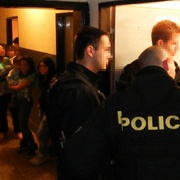 „Zabili mi syna!“, řvala žena na ubytovně v ústrety policistům