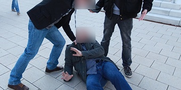 Recidivista a zloděj napadl ženu kasrem, kolemjdoucí s ním ale rychle zatočili