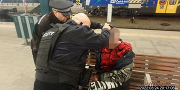 Zakrvácený muž nalezený ve vlaku nebyl schopen komunikace