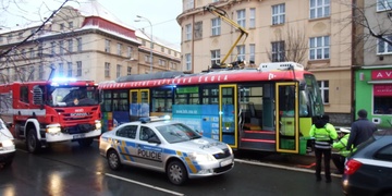 Srážka tramvaje s osobním autem, na místě zraněná žena