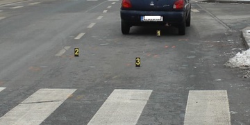 Seniorka srazila dvě malé dívky na přechodu pro chodce