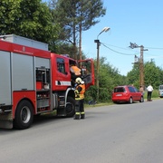 Sražená chodkyně a převrácené auto
