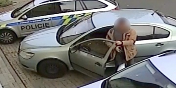Se zákazem řízení zaparkoval policistům na místě