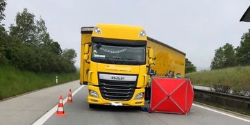 Řidič kamionu zemřel za jízdy