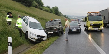 Šílená seniorka jela na dálnici v protisměru a způsobila hromadnou nehodu