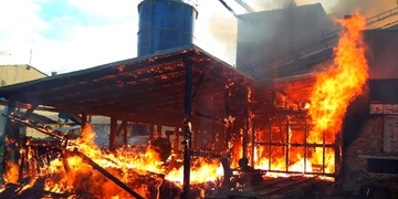 S rozsáhlým požárem bojovalo deset jednotek hasičů