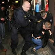 Rozkopal dveře a když nemohl utéct, napadl policejní hlídku