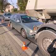 Auto před sebou poslal do náklaďáku