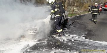Řidič nechal auto hořet a odešel